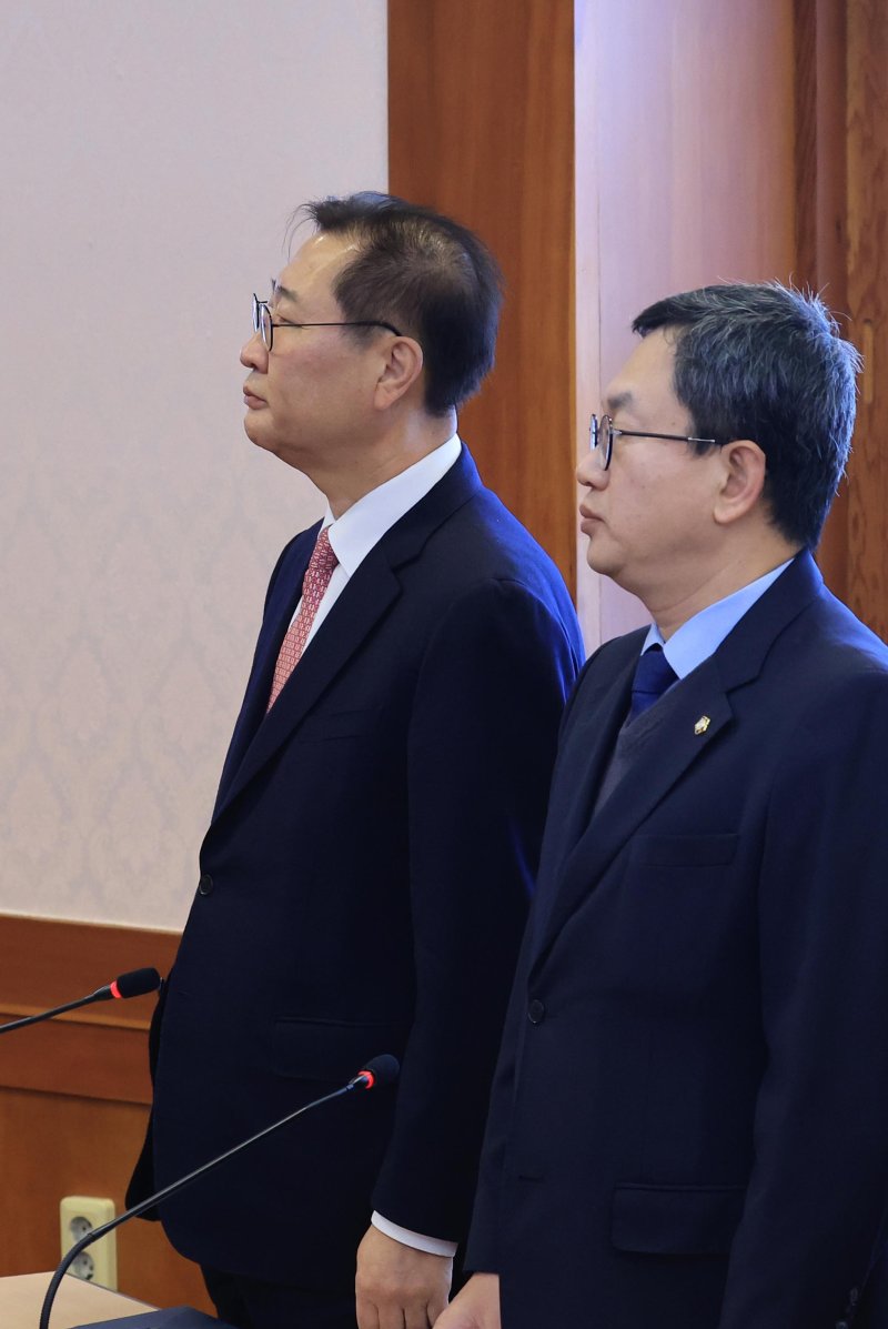 [서울=뉴시스] 김금보 기자 = 박성재 법무부 장관이 24일 서울 종로구 헌법재판소 소심판정에서 열린 탄핵 심판 첫 변론준비기일에 참석해 이미선·정계선 헌법재판관이 입장하자 일어서 있다. 오른쪽은 대리인인 김재훈 변호사. (공동취재) 2025.02.24. photo@newsis.com
