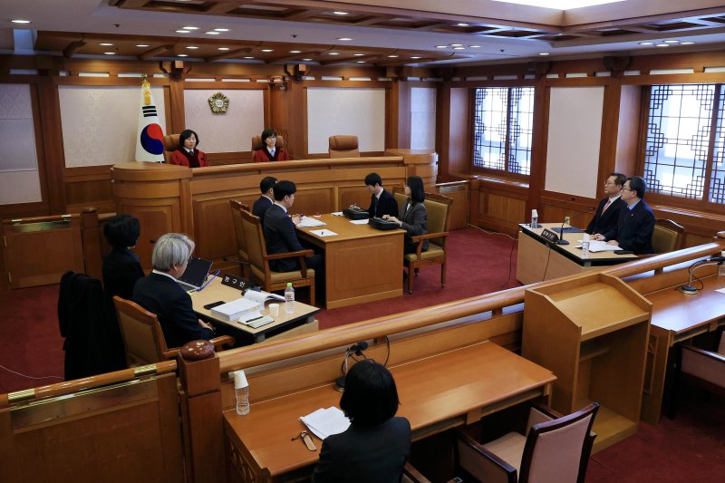 [서울=뉴시스] 김금보 기자 = 24일 서울 종로구 헌법재판소 소심판정에서 열린 박성재 법무부 장관 탄핵 심판 첫 변론준비기일에 수명재판관인 정계선·이미선 재판관, 박 장관과 대리인인 김재훈 변호사, 청구인 대리인인 이원구 변호사 등이 참석해 있다. (공동취재) 2025.02.24. photo@newsis.com