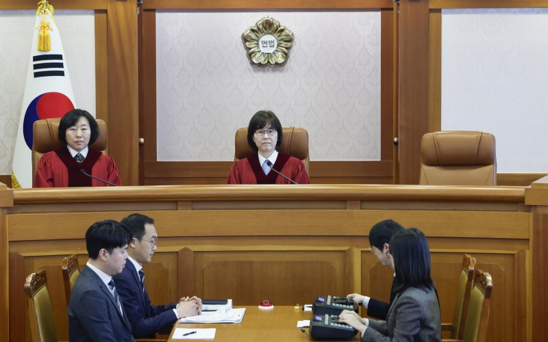 [서울=뉴시스] 김금보 기자 = 이미선 헌법재판관과 정계선 헌법재판관이 24일 서울 종로구 헌법재판소 소심판정에서 열린 박성재 법무부 장관 탄핵심판 1차 변론준비기일에 자리해 있다. (공동취재) 2025.02.24. photo@newsis.com