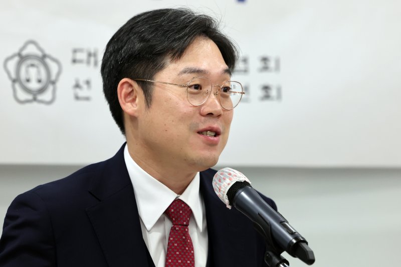 제53대 대한변호사협회장에 당선된 김정욱 변호사가 21일 오전 서울 서초구 대한변협회관에서 열린 당선증 교부식에서 당선 소감을 밝히고 있다. 2025.1.21/뉴스1 ⓒ News1 황기선 기자