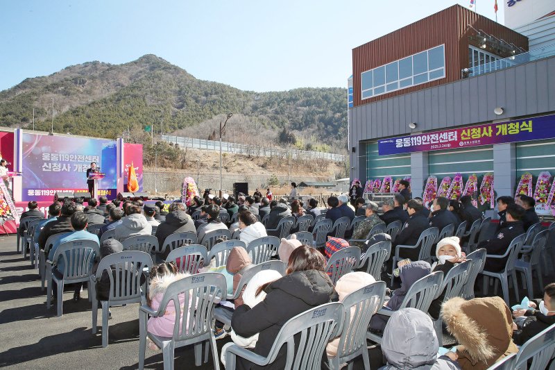 [창원=뉴시스] 강경국 기자 = 홍남표 경남 창원시장이 24일 진해구 웅동119안전센터 신청사 개청식에서 인사말을 하고 있다. (사진=창원시청 제공). 2025.02.24. photo@newsis.com *재판매 및 DB 금지
