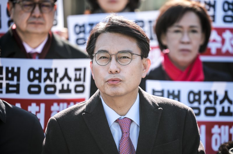 [과천=뉴시스] 정병혁 기자 = 윤상현 국민의힘 의원이 24일 경기 과천시 정부과천청사 민원실 앞에서 고위공직자범죄수사처(공수처) 항의방문에 앞서 기자회견을 열고 규탄사를 하고 있다. 2025.02.24. jhope@newsis.com