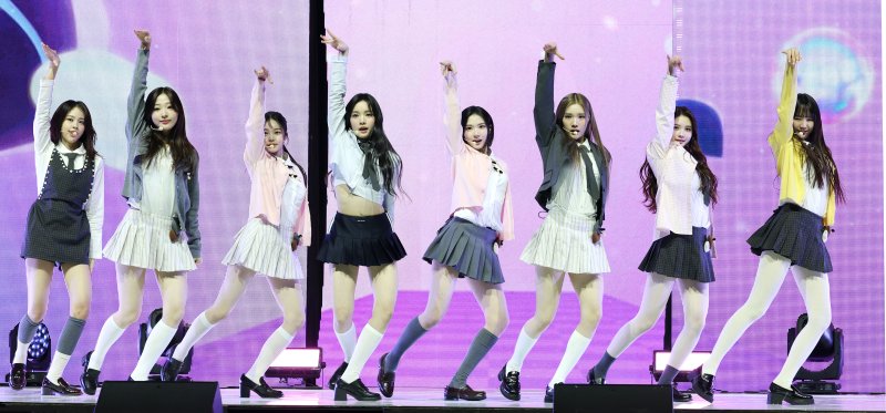 그룹 하츠투하츠(Hearts2Hearts)가 24일 서울 광진구 예스24 라이브홀에서 가진 첫 싱글 '더 체이스(The Chase)' 발매 쇼케이스에서 신곡을 선보이고 있다. 2025.2.24/뉴스1 ⓒ News1 권현진 기자