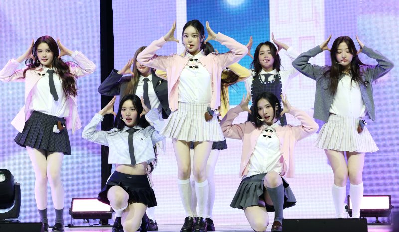 그룹 하츠투하츠(Hearts2Hearts)가 24일 서울 광진구 예스24 라이브홀에서 가진 첫 싱글 '더 체이스(The Chase)' 발매 쇼케이스에서 신곡을 선보이고 있다. 2025.2.24/뉴스1 ⓒ News1 권현진 기자