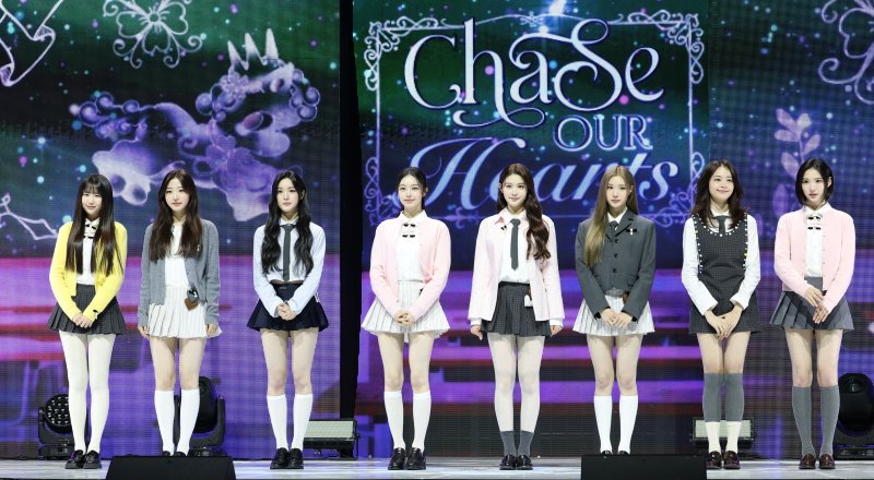 그룹 하츠투하츠(Hearts2Hearts) 예온(왼쪽부터)과 스텔라, 유하, 이안, 에이나, 주은, 카르멘, 지우가 24일 서울 광진구 예스24 라이브홀에서 가진 첫 싱글 '더 체이스(The Chase)' 발매 쇼케이스에서 포즈를 취하고 있다. 2025.2.24/뉴스1 ⓒ News1 권현진 기자