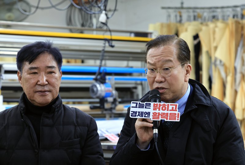 인사말 하는 권영세 비대위원장 (서울=연합뉴스) 이진욱 기자 = 국민의힘 권영세 비상대책위원장(오른쪽)이 24일 서울 종로구 창신동 한 봉제 업체에서 열린 경제활력민생특별위원회 영세 사업장 방문 및 현장간담회에서 인사말을 하고 있다. 2025.2.24 [공동취재] cityboy@yna.co.kr (끝)