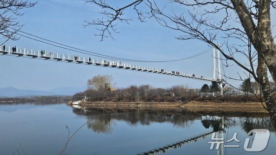 강원 춘천 의암호 출렁다리 모습./뉴스1 DB