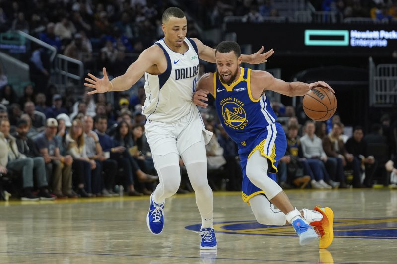 [샌프란시스코=AP/뉴시스] 미국프로농구(NBA) 골든스테이트 워리어스의 스테판 커리(오른쪽). 2025. 2. 23.