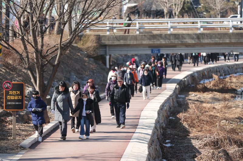 [의왕=뉴시스] NH농협 의왕시지부는 최근 ‘탄소중립 생활 실천 두발로 Day’ 행사를 열었다. (사진=의왕시 제공)..2025.02.24.photo@newsis.com