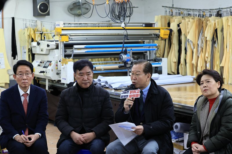 [서울=뉴시스] 추상철 기자 = 권영세 국민의힘 비대위원장이 24일 오후 서울시 종로구 창신동 케이대명에서 열린 경제활력민생특별위원회 영세 사업장 방문 및 현장간담회에서 인사말을 하고 있다. (공동취재) 2025.02.24. photo@newsis.com