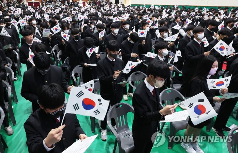 3ㆍ1절 노래 부르는 삼일공고 신입생들 (출처=연합뉴스)