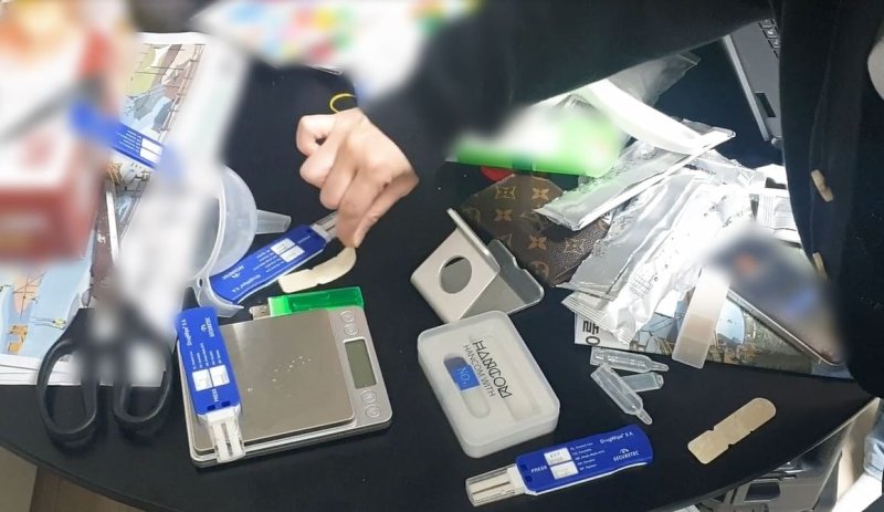 마약 검사하는 세관 직원 (출처=연합뉴스)