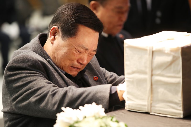제주4·3 희생자 김희숙 씨의 아들 김광익 씨가 24일 오후 제주시 봉개동 제주4·3 평화교육센터에서 열린 '행방불명 4·3 희생자 봉환식 및 신원확인 결과 보고회'에서 아버지 유해함에 이름표를 붙이며 눈물을 흘리고 있다. 2025.2.24/뉴스1 ⓒ News1 오현지 기자