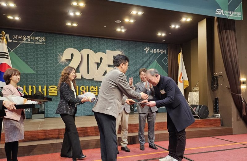 [서울=뉴시스] 경천 H&J 황인규 전무(사진 오른쪽)가 중소벤처기업부 서울지방중소벤처기업청 이병권 청장으로부터 표창장을 받고 있다. (사진=경천 H&J 제공) 2025.02.24 photo@newsis.com *재판매 및 DB 금지