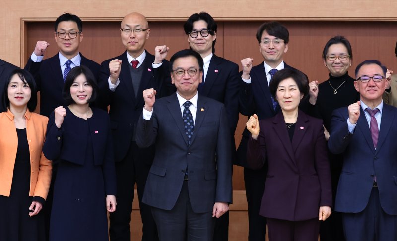 [서울=뉴시스] 최진석 기자 = 최상목 대통령 권한대행 부총리 겸 기획재정부 장관이 24일 서울 종로구 정부서울청사 별관에서 열린 2050 탄소중립녹색성장위원회 제2기 출범식에서 한화진 공동위원장을 비롯한 제2기 민간위원들과 기념촬영하고 있다. 2025.02.24. myjs@newsis.com