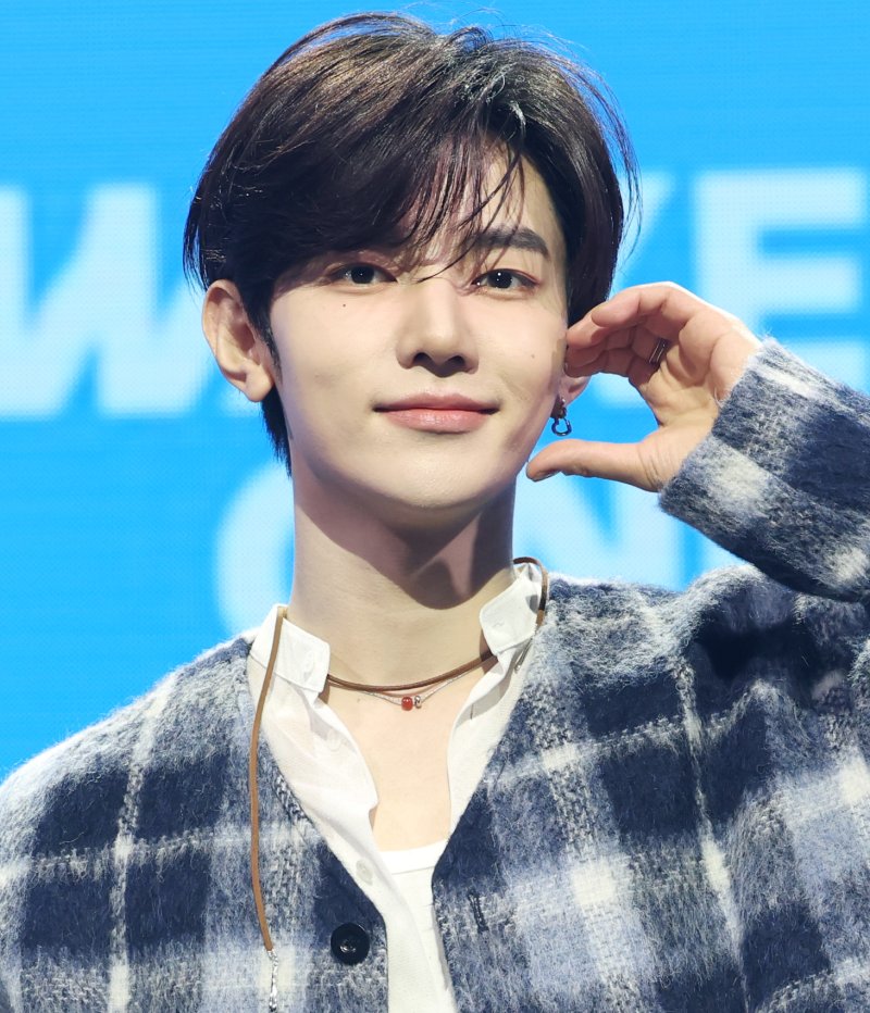 제로베이스원(ZEROBASEONE) 장하오가 24일 서울 한남동 블루스퀘어에서 가진 미니 5집 '블루 파라다이스(BLUE PARADISE)' 발매 기념 미디어 쇼케이스에서 포즈를 취하고 있다. 2025.2.24/뉴스1 ⓒ News1 권현진 기자