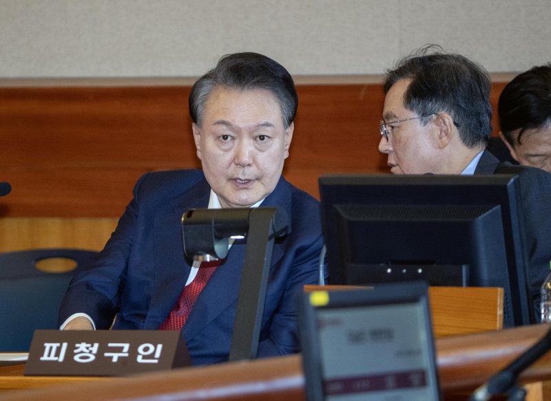 [서울=뉴시스] 사진공동취재단 = 윤석열 대통령이 20일 오후 서울 종로구 헌법재판소 대심판정에서 열린 탄핵심판 10차 변론기일에 참석해 변호인과 대화하고 있다. 2025.02.20. photo@newsis.com