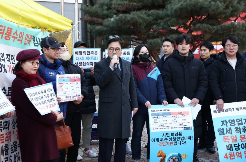 우원식 국회의장은 24일 오후 서울 송파구에 있는 배달플랫폼사 수수료 문제 관련 자영업자 단체 농성장을 방문해 자영업자와 플랫폼 기업 간 상생 방안에 대해 논의했다. 국회 제공.