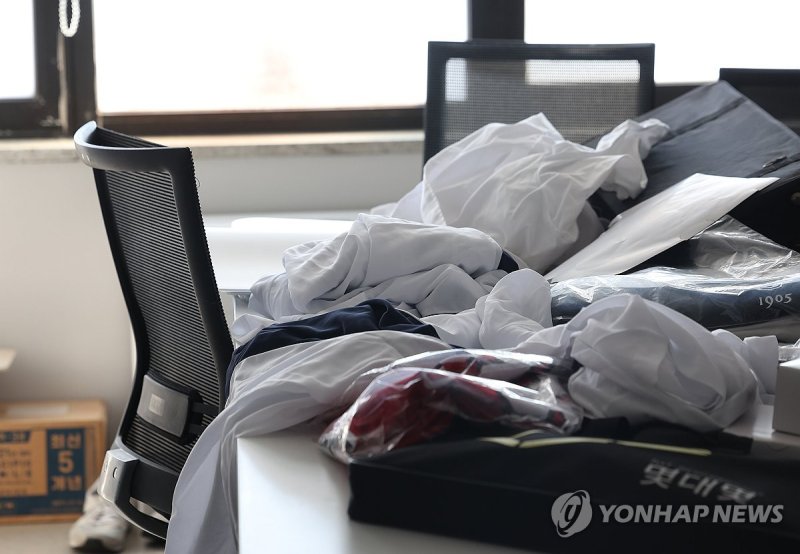 의과대학 강의실에 놓인 가운 (출처=연합뉴스)