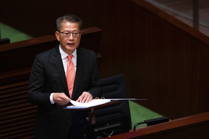 [홍콩=AP/뉴시스] 1000억 홍콩달러(약 18조 3500억원)에 육박하는 재정 적자를 안고 있는 홍콩 정부가 정부 수입을 늘리기 위해 농구 베팅을 합법화하는 방안을 검토 중인 것으로 알려졌다. 사진은 지난해 2월 28일 폴 찬 재무사장(재무장관 격)이 홍콩 입법회(국회)에서 예산안을 발표하는 모습. 2025,02.24