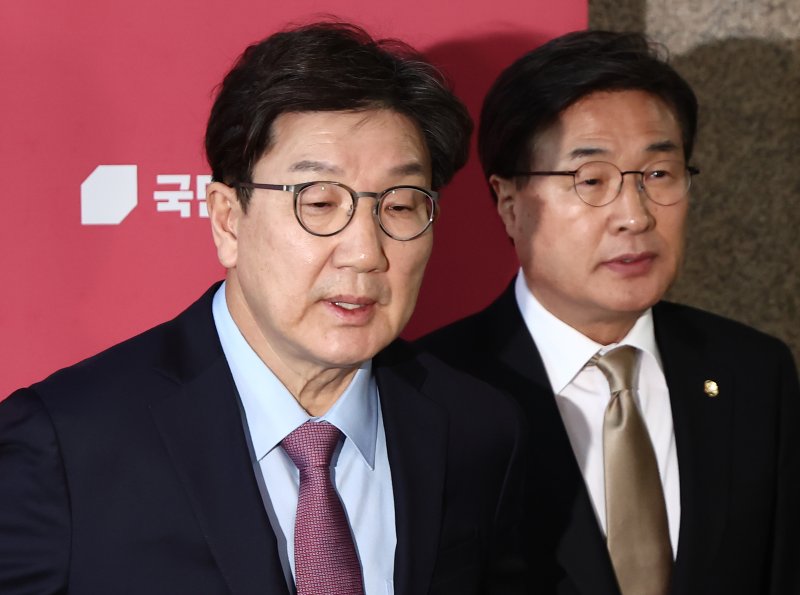 권성동 국민의힘 원내대표가 24일 오후 서울 여의도 국회에서 브리핑을 하고 있다. 오른쪽은 김대식 원내수석대변인. 2025.2.24/뉴스1 ⓒ News1 김민지 기자