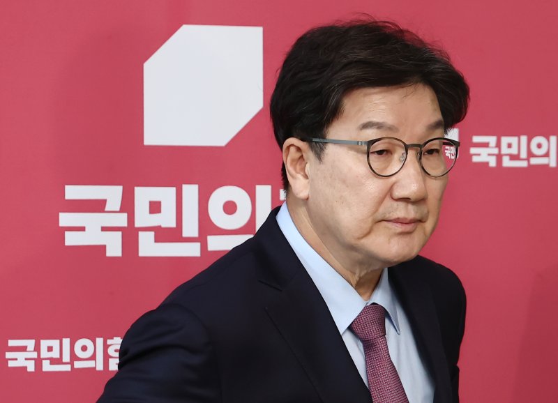 권성동 국민의힘 원내대표가 24일 오후 서울 여의도 국회에서 브리핑을 하기 위해 입장하고 있다. 2025.2.24/뉴스1 ⓒ News1 김민지 기자