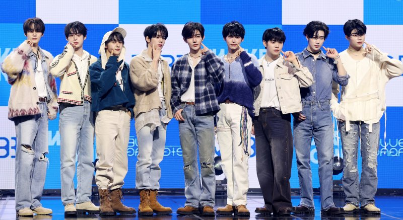 제로베이스원(ZEROBASEONE) 김규빈(왼쪽부터)과 김지웅, 석매튜, 한유진, 장하오, 성한빈, 김태래, 리키, 박건욱이 24일 서울 한남동 블루스퀘어에서 가진 미니 5집 '블루 파라다이스(BLUE PARADISE)' 발매 기념 미디어 쇼케이스에서 포즈를 취하고 있다. 2025.2.24/뉴스1 ⓒ News1 권현진 기자