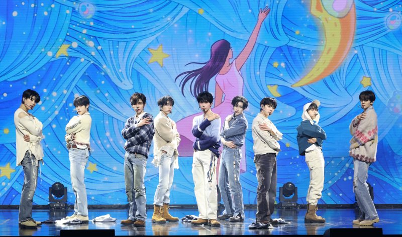 제로베이스원(ZEROBASEONE)이 24일 서울 한남동 블루스퀘어에서 가진 미니 5집 '블루 파라다이스(BLUE PARADISE)' 발매 기념 미디어 쇼케이스에서 타이틀곡 '블루(BLUE)'를 열창하고 있다. 2025.2.24/뉴스1 ⓒ News1 권현진 기자