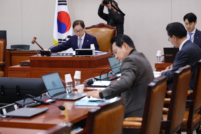 24일 오후 서울 여의도 국회에서 열린 법제사법위원회 법안심사제1소위원회에서 박범계 소위원장이 의사봉을 두드리며 상법 개정안을 상정하고 있다. .2025.2.24/뉴스1 ⓒ News1 이광호 기자