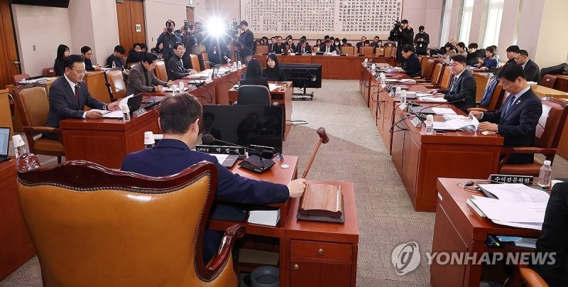 의사봉 두드리는 박범계 소위원장 (출처=연합뉴스)