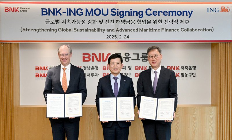 필립 반 후프 ING은행 한국 대표(왼쪽부터), 빈대인 BNK금융그룹 회장, 손영창 ING증권 서울 지점장이 24일 부산은행 본점에서 '글로벌 지속가능성 강화 및 ESG 금융 확대를 위한 전략적 제휴 양해각서(MOU)'를 체결한 뒤 기념사진을 촬영하고 있다.(BNK금융그룹 제공. 재판매 및 DB 금지)
