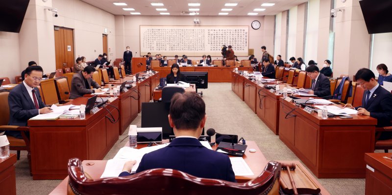 박범계 국회 법사위 법안심사제1소위원회 위원장이 24일 오후 서울 여의도 국회에서 열린 법안심사제1소위원회 회의를 주재하고 있다. 이날 법안심사소위에서는 명태균과 관련한 불법 선거개입 및 국정농단 사건 등의 진상규명을 위한 특별검사의 임명 등에 관한 법률안과 상법 개정안을 심의한다. 뉴시스