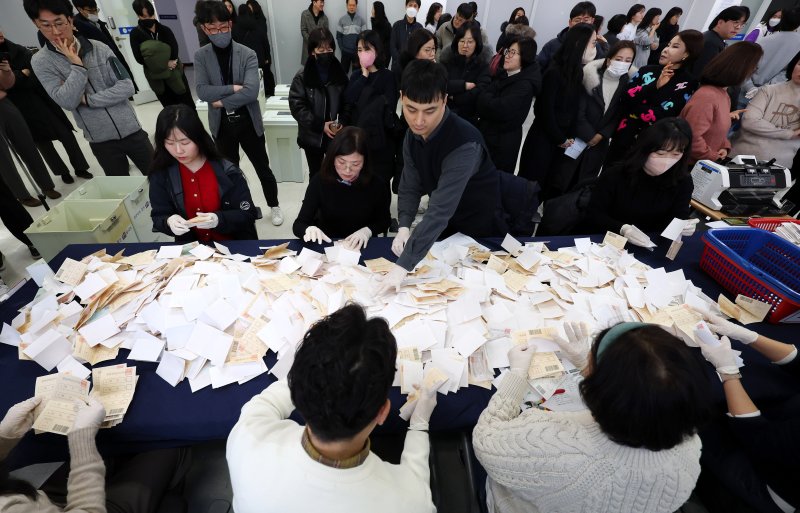 [서울=뉴시스] 추상철 기자 = 5일 오후 서울 종로구 서울시선거관리위원회에서 열린 '제1회 전국동시새마을금고이사장선거 대비 모의개표 실습'에서 서울시선관위 관계자가 투표지 분류작업을 하고 있다 . 2025.02.05. scchoo@newsis.com