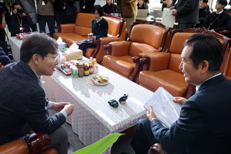 [서울=뉴시스] 조성우 기자 = 윤석열 대통령 탄핵심판 마지막 변론을 하루 앞둔 24일 오후 서울 여의도 국회 법제사법위원회 위원장실에서 열린 윤석열 대통령 탄핵소추위원단 회의에서 정청래(오른쪽) 탄핵소추단장과 최기상 간사가 대화하고 있다. 2025.02.24. xconfind@newsis.com