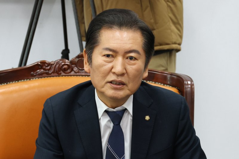 국회 탄핵소추단장인 정청래 법사위원장이 24일 오후 서울 여의도 국회에서 열린 윤석열 대통령 탄핵소추단 회의에서 발언하고 있다. 2025.2.24/뉴스1 ⓒ News1 이광호 기자