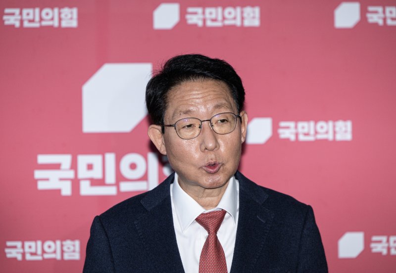 김상훈 국민의힘 정책위의장이 24일 오후 서울 여의도 국회에서 현안 관련 백브리핑을 하고 있다. 2025.2.24/뉴스1 ⓒ News1 이재명 기자
