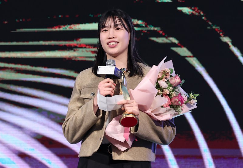 신한은행 홍유순이 24일 서울 용산구 드래곤 시티 호텔에서 열린 '하나은행 2024~2025 여자프로농구' 정규리그 시상식에서 몰텐 신인선수상을 수상한 후 소감을 전하고 있다. 2025.2.24/뉴스1 ⓒ News1 김성진 기자