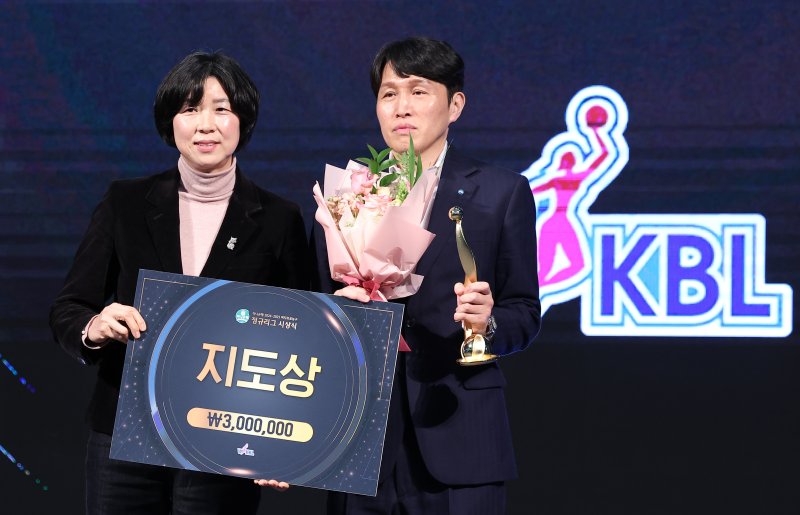 우리은행 위성우 감독이 24일 서울 용산구 드래곤 시티 호텔에서 열린 '하나은행 2024~2025 여자프로농구' 정규리그 시상식에서 지도상을 수상한 후 기념촬영을 하고 있다. 2025.2.24/뉴스1 ⓒ News1 김성진 기자