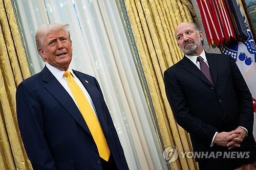 미국 트럼프 대통령과 러트닉 상무부 장관 (출처=연합뉴스)