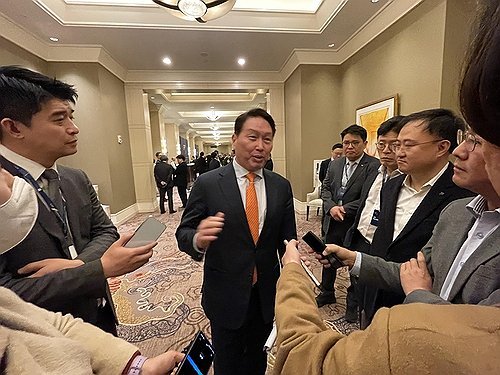 취재진과 인터뷰하는 최태원 SK그룹 회장 겸 대한상의 회장 (출처=연합뉴스)