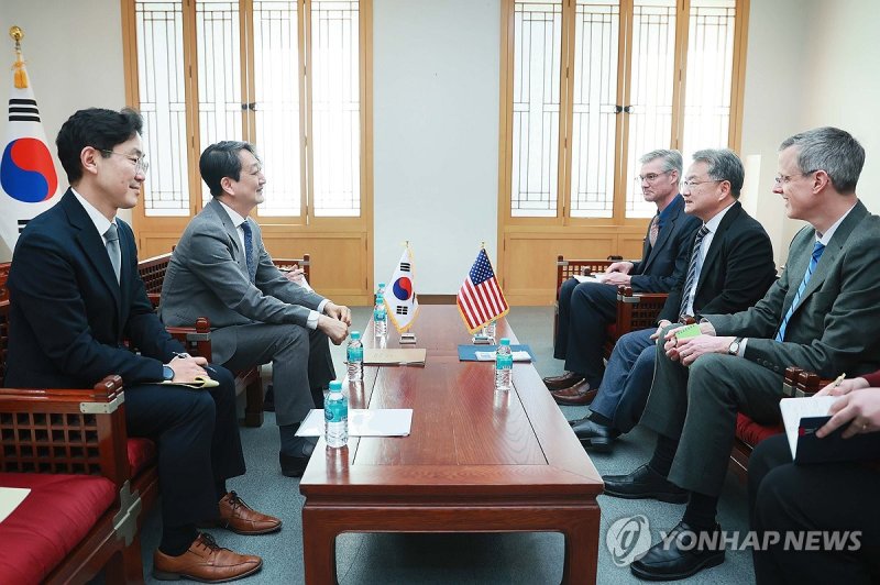주한미국대사 대리와 면담하는 안덕근 장관 (출처=연합뉴스)