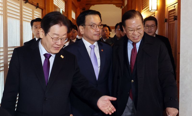 지난 20일 서울 여의도 국회 사랑재에서 열린 여야정 국정협의회에서 이재명 더불어민주당 대표와 권영세 국민의힘 비상대책위원장이 최상목 대통령 권한대행 부총리와 함께 입장하고 있다. /사진=뉴시스