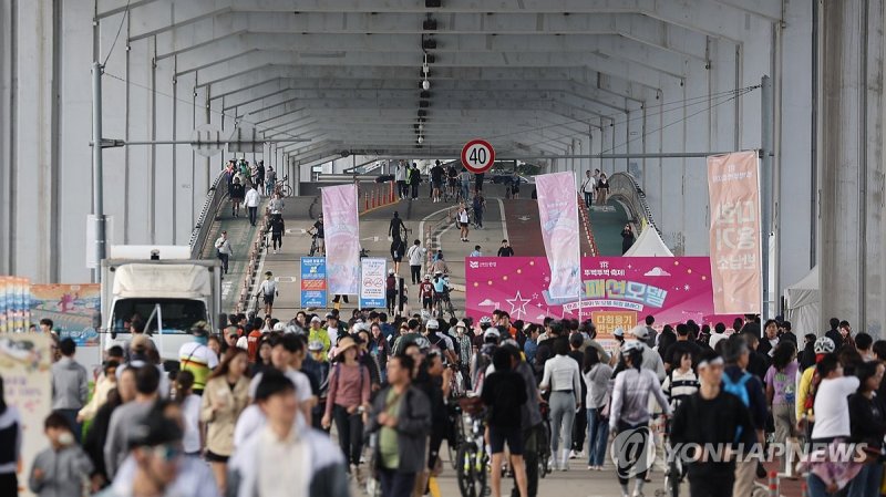 밤이면 화려한 조명 분수쇼… 평범했던 반포대교의 대변신 [창의행정, 서울을 바꾸다 (1)]