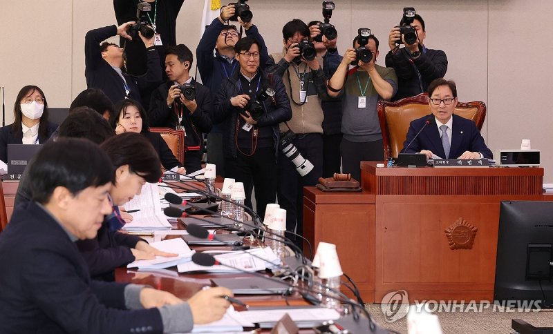 발언하는 박범계 법안심사제1소위 위원장 (출처=연합뉴스)