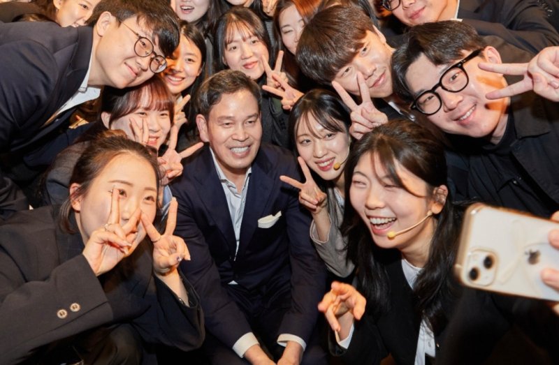 정용진 신세계그룹 회장(가운데)이 인재개발원 '신세계 남산'에서 열린 신입사원 수료식에 참석해 신입사원들과 셀카를 함께 찍고 있다. 신세계그룹 제공