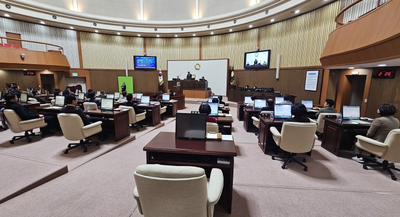 진주시의회가 24일 본회의장에서 '진주대첩 역사공원의 관리 및 운영에 관한 조례안'에 대해 심의하고 있다. 2025.2.24/뉴스1 한송학기자