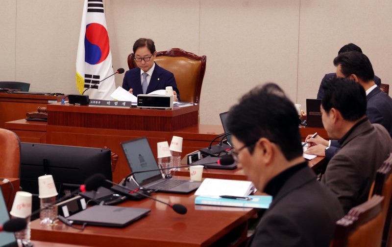 [서울=뉴시스] 조성봉 기자= 박범계 국회 법사위 법안심사제1소위원회 위원장이 24일 오후 서울 여의도 국회에서 열린 법안심사제1소위원회 회의를 주재하고 있다. 이날 법안심사소위에서는 명태균과 관련한 불법 선거개입 및 국정농단 사건 등의 진상규명을 위한 특별검사의 임명 등에 관한 법률안과 상법 개정안을 심의한다. 2025.02.24. suncho21@newsis.com