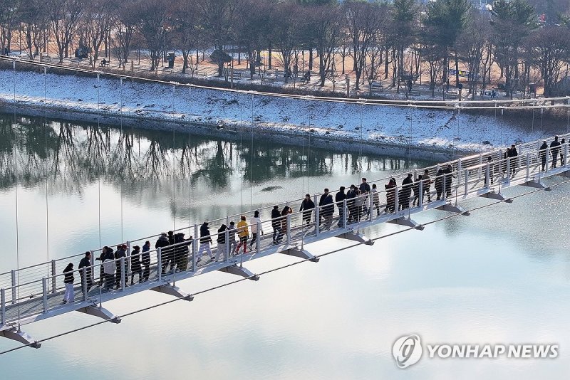 춘천 의암호 수변 출렁다리 (출처=연합뉴스)