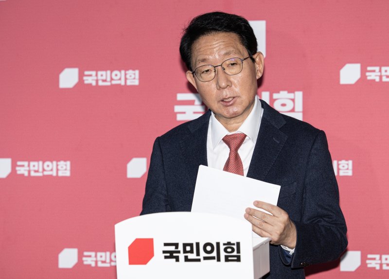 김상훈 국민의힘 정책위의장이 24일 오후 서울 여의도 국회에서 현안 관련 백브리핑을 하고 있다. 2025.2.24/뉴스1 ⓒ News1 이재명 기자