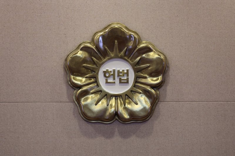 [서울=뉴시스] 김금보 기자 = 윤석열 대통령 탄핵심판 최종 변론을 하루 앞둔 24일 서울 종로구 헌법재판소 대심판정에 헌법재판소 상징문양이 걸려 있다. 2025.02.24. kgb@newsis.com